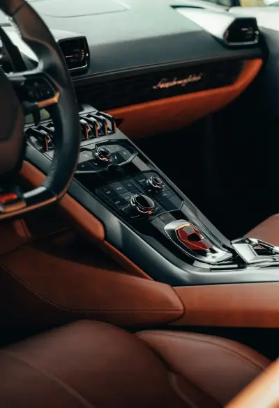 Središnja konzola i kožna unutrašnjost automobila