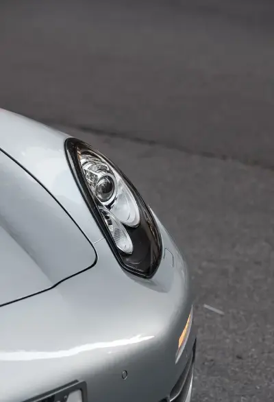 Detalj prednjeg svjetla bijelog automobila